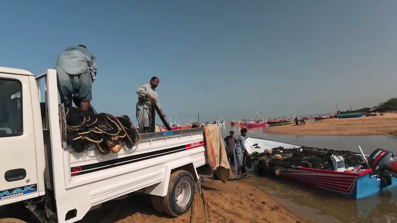 Where Ocean Titans Go to Die: The Last Pier of Gaddani. Разборка судов на металлолом