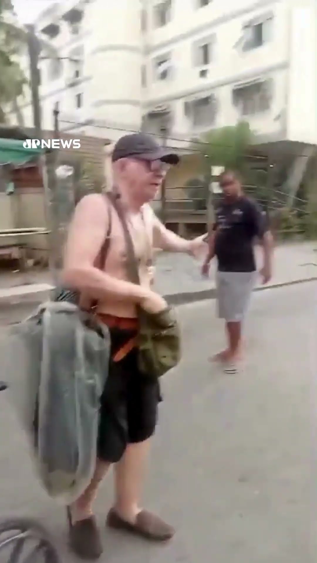 Homem carrega corpo da mãe morta em cadeira de rodas no RJ; polícia investiga