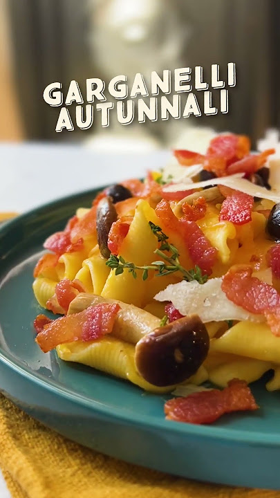 Garganelli autunnali con zucca e petali di guanciale