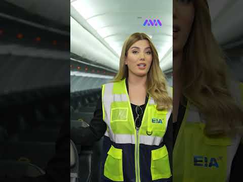 هێلین لە شوێنی فڕۆکەوان دادەنیشێت