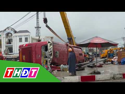 Lật xe giường nằm khiến một hành khách và người đi xe máy tử vong | THDT