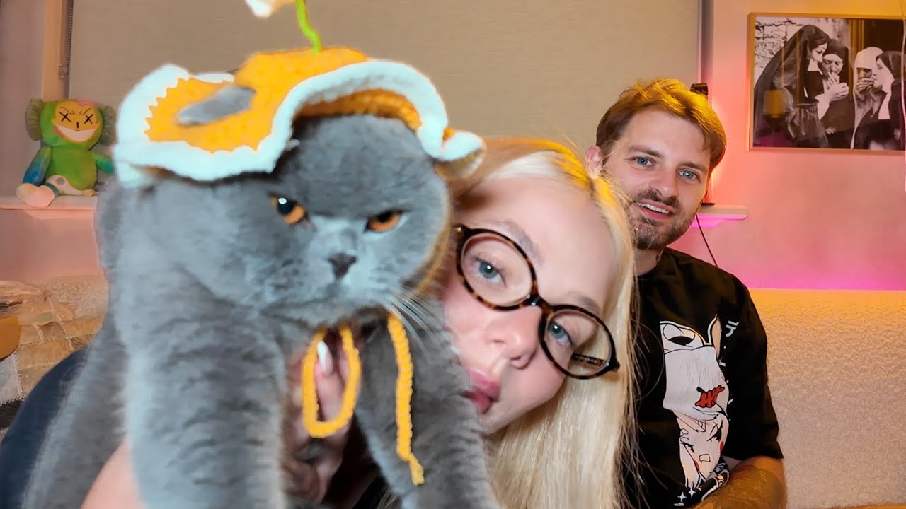 Josh and I Review Mr Bigglesworth's Favourite Outfits!