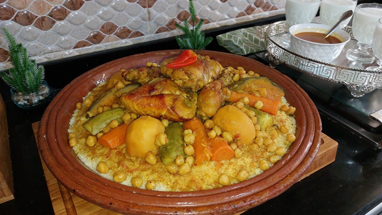 كسكس مغربي بالدجاج و الخضرة بلا زواق بمريقة معيلكة و خاترة و سر باش يجيكم الدجاج مشرب و بنين 👍