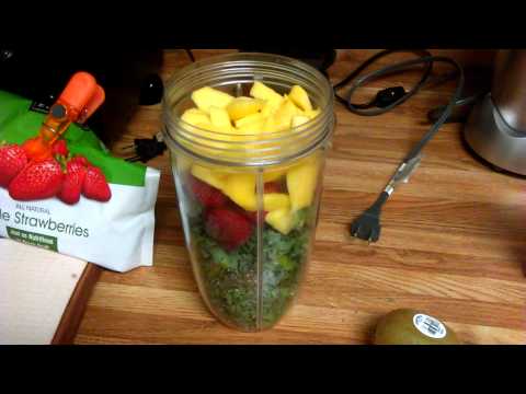 nutribullet-recipe:-kale,-strawberries,-&-mango