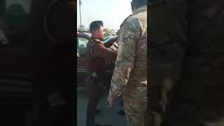ضابط في وزارة الداخلية العراقية يشهر سلاحه بوجه مواطن صاحب بسطية بعد أن رفض دفع رشوة للضابط