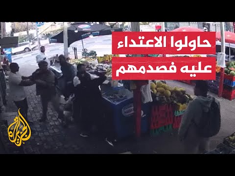 شاهد| بائع خضار مقدسي يتصدى لمجموعة مستوطنين إسرائيليين اعتدوا عليه