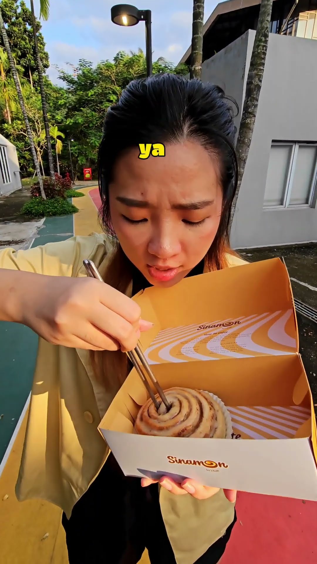 CARA MAKAN CINAMON ROLL YANG BENAR!