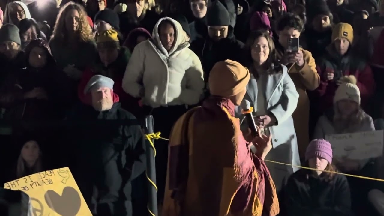 Многие люди слушают монаха и любят его.