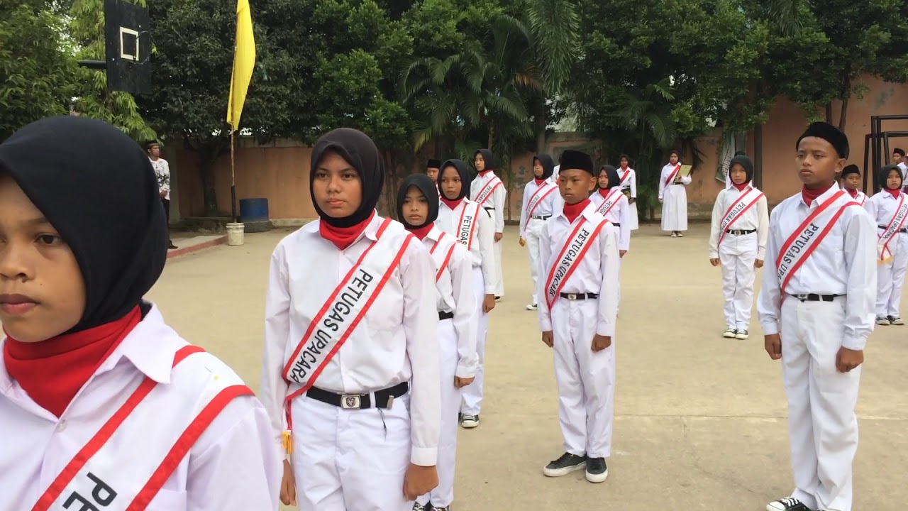 Pengibaran di SDN 007 Batam Kota