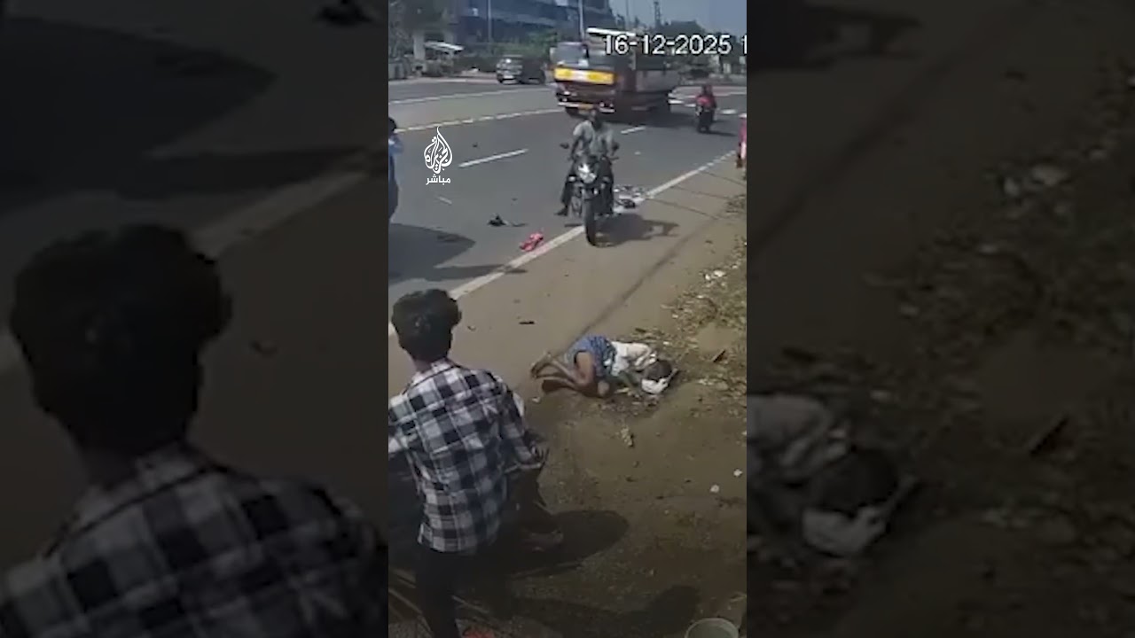 أطاحت بهما لمسافة بعيدة سيارة تصطدم بدراجة نارية