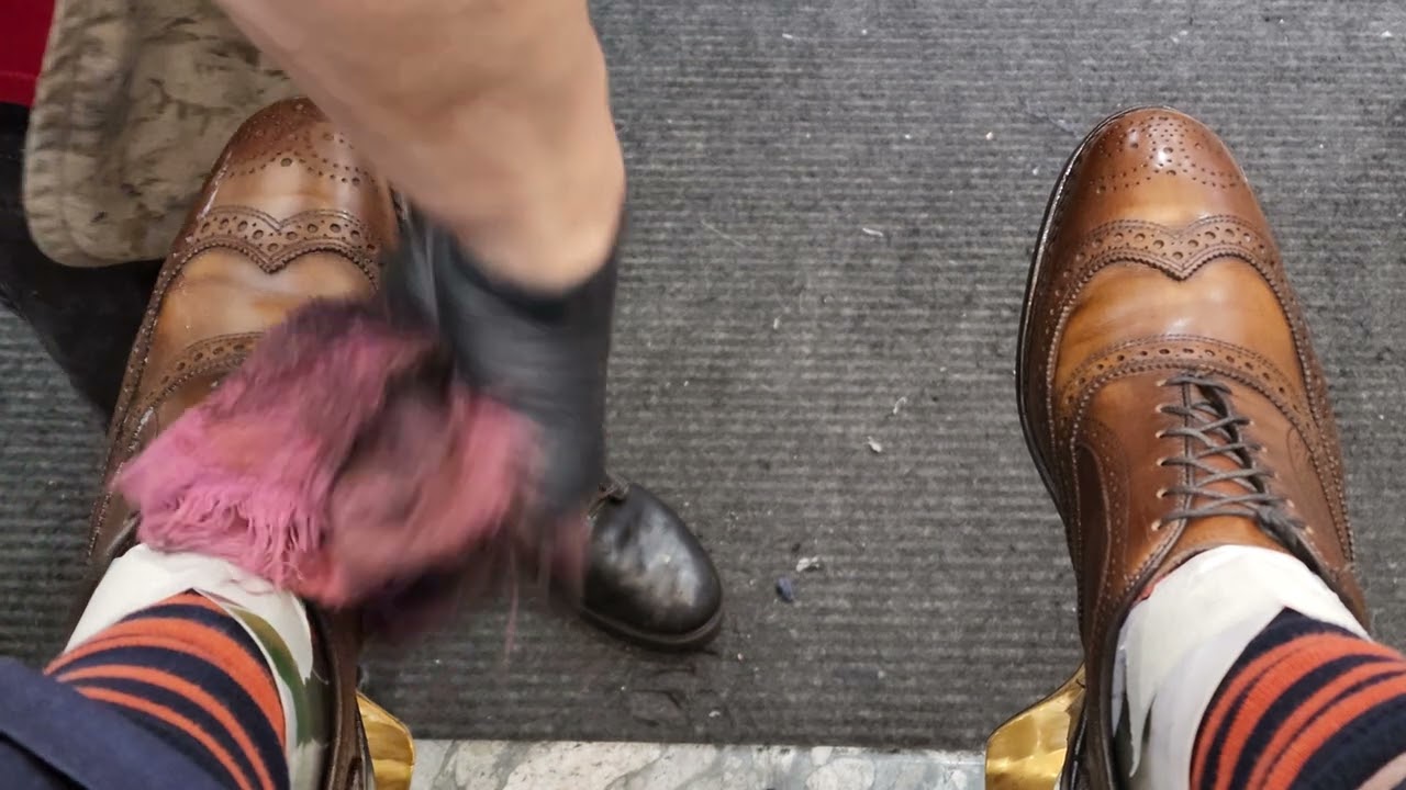 S02E36 NYC Shoe Shine - Eddies Shoe Shine @ TheRock / ASMR