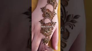 stylish mehandi design for back hand. beautiful flowers mehndi design. simple arabic mehndi design