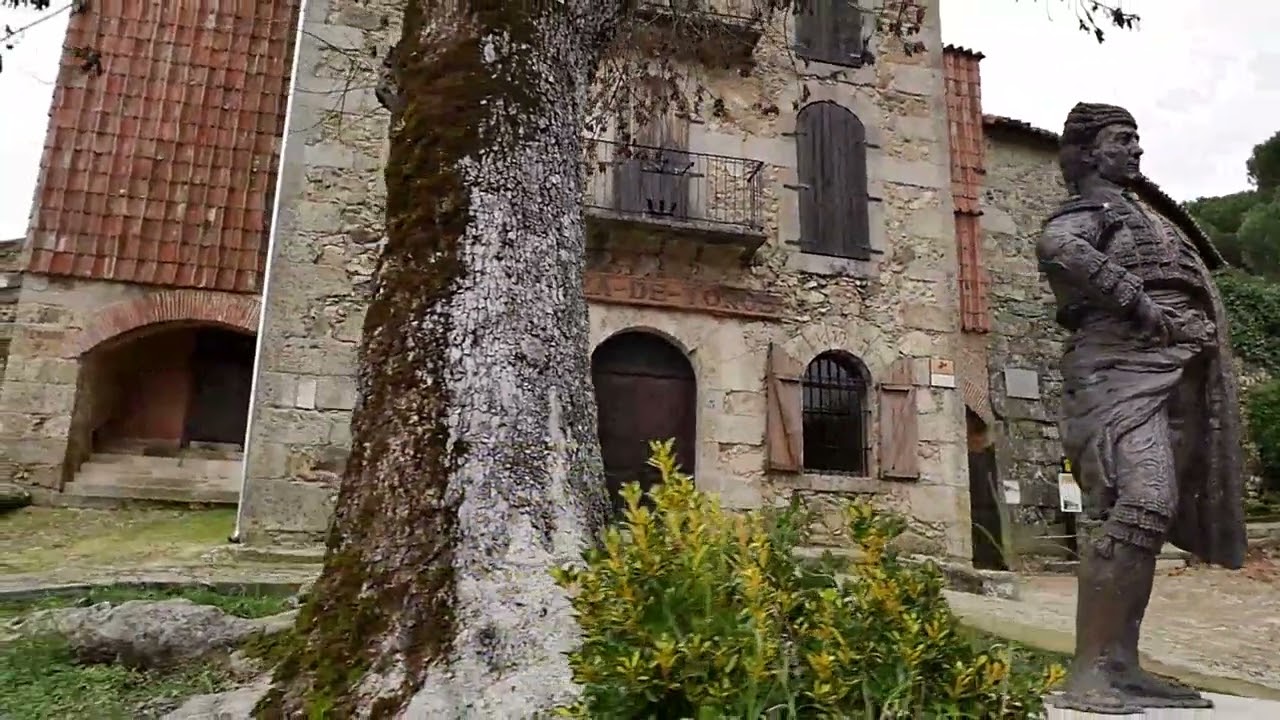 Le Passe-Muraille : L'Étonnante Statue d'Homme qui Traverse les Murs à Montmartre