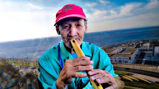 رجل يعزف الموسيقى المغربية الأصيلة بالناي . يذكرنا بالماضي الجميل
