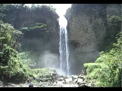 Ecuador Banos Via Al Puyo La Cascada Manto De La Novia Youtube