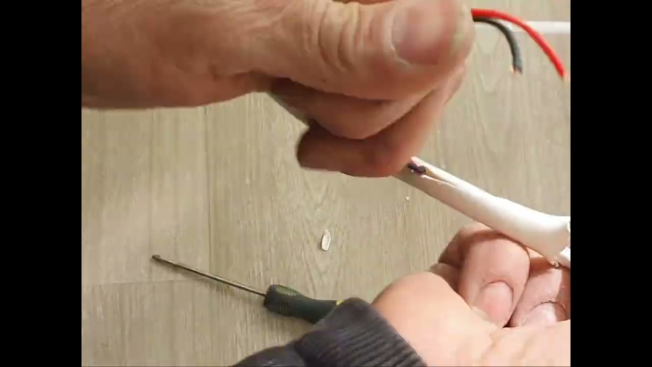 Установка камер видеонаблюдения в торговом центре.