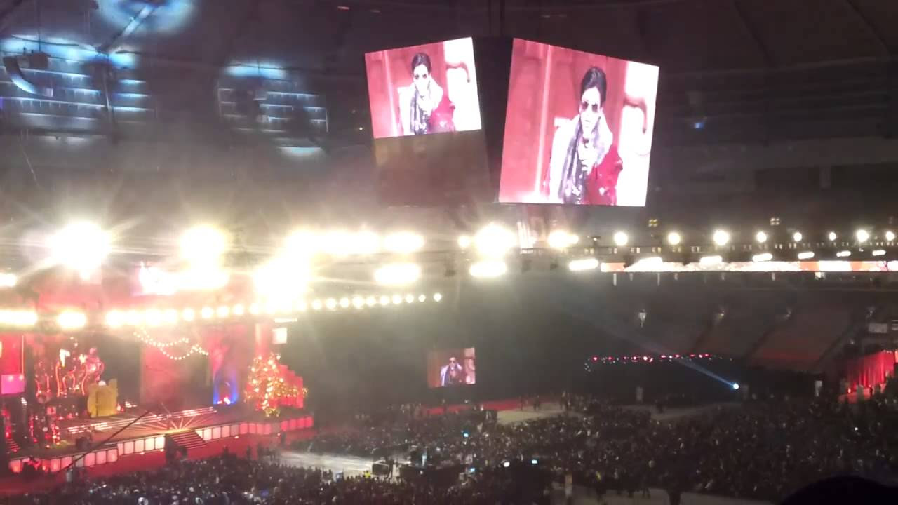 Full HD TOIFA Vancouver 2013 crowd going CRAZY over Shahrukh Khan   Full HD Performance