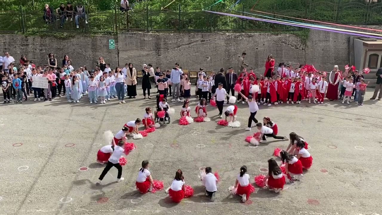 23 Nisan gösterisi Hayat bayram olsa şarkısı 