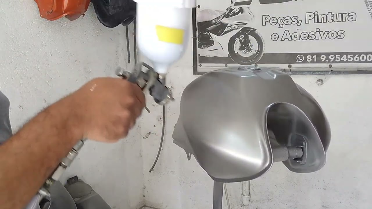 regulagem dá pistola e aplicação da tinta poliéster e verniz no tanque de moto