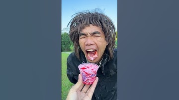 thử thách không cười với những chiếc cốc chứa đầy kẹo mút với ớt cay cho anh trai chia sẻ xúc xích