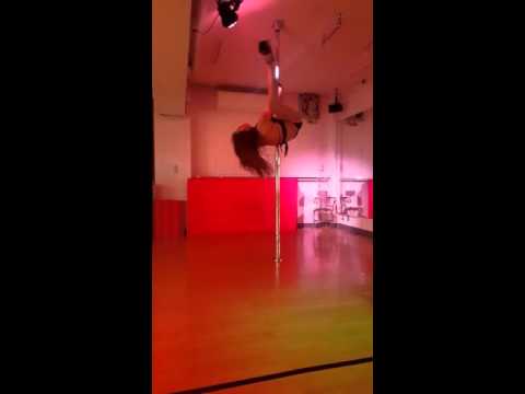 レストランポールダンス