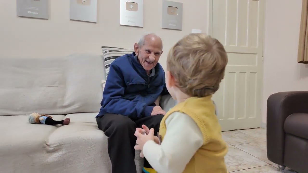 VÍDEO NOVO!!! Chamou a vó Elza pra ir passear.