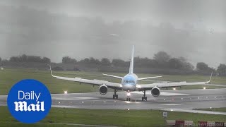 Moment TUI pilot nails CRAZY landing in 40-knot crosswinds