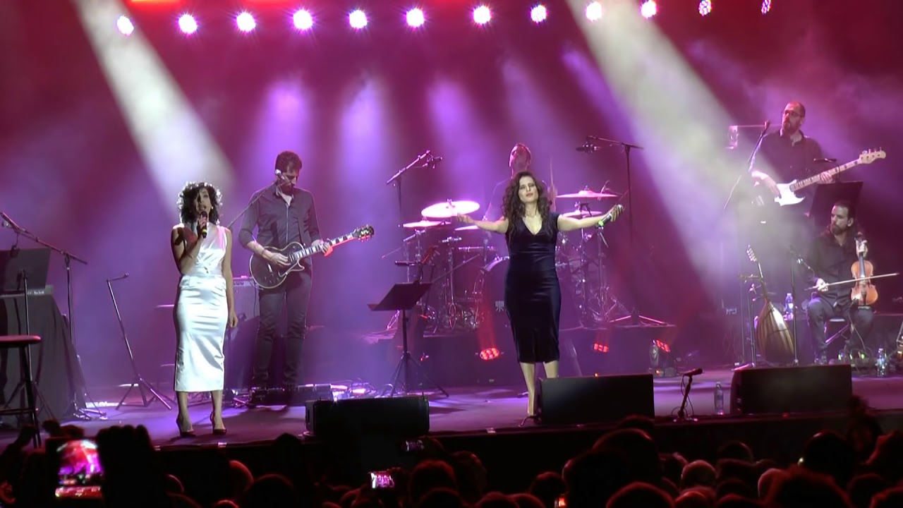 דיקלה ומירי מסיקה -  אם פרידה