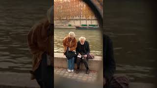 Quai de Seine, après-midi d'automne. Un SDF de 84 ans écrit dans un vieux carnet à spirale 💔