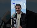 حلاق يقص شعر النازحين مجاناً