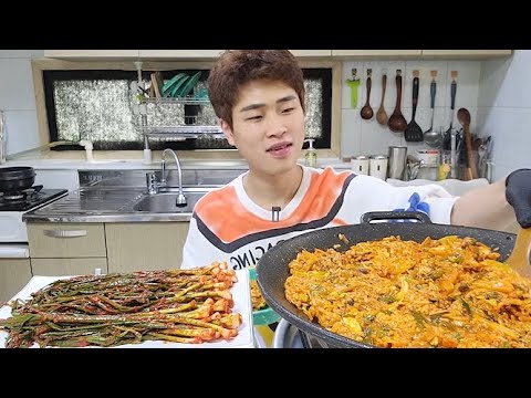 꽃돼지 고추장 듬뿍 비빔밥 매운 파김치 먹고 울었습니다 한식먹방 <strong>Kim</strong> chi[korean <strong>food</strong>]mukbang Eating show 吃播