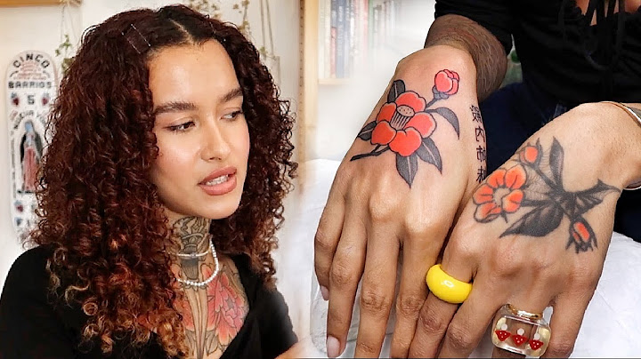 Je Tatoue la Main de Ma Tatoueuse