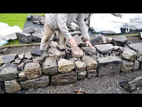 Video: Stenen muurideeën: leer over het bouwen van een stenen muur in uw tuin