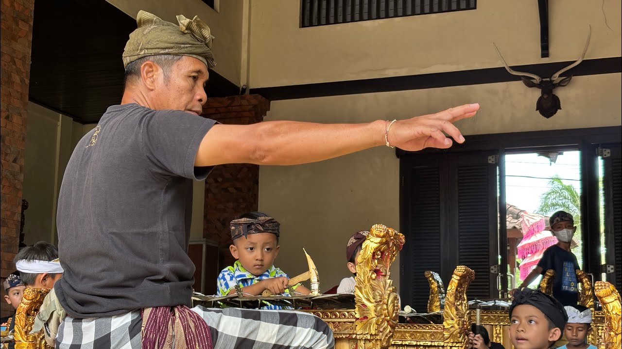 Latihan megambel dengan pak guru cedil, sangat senang sekali