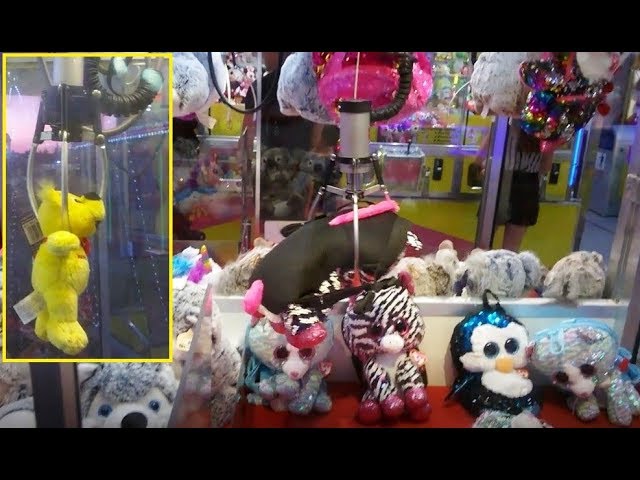 Funfair claw machine 🐼 Trying to catch some toys ( Not easy ! ) 