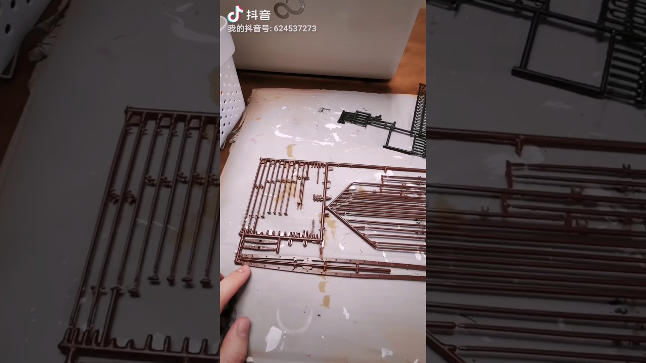 第三十九天，制作船尾部船舷和安装船艏的小配件。