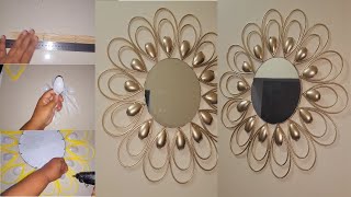 Elegante espejo dorado con cucharas. Elegant golden mirror with spoons