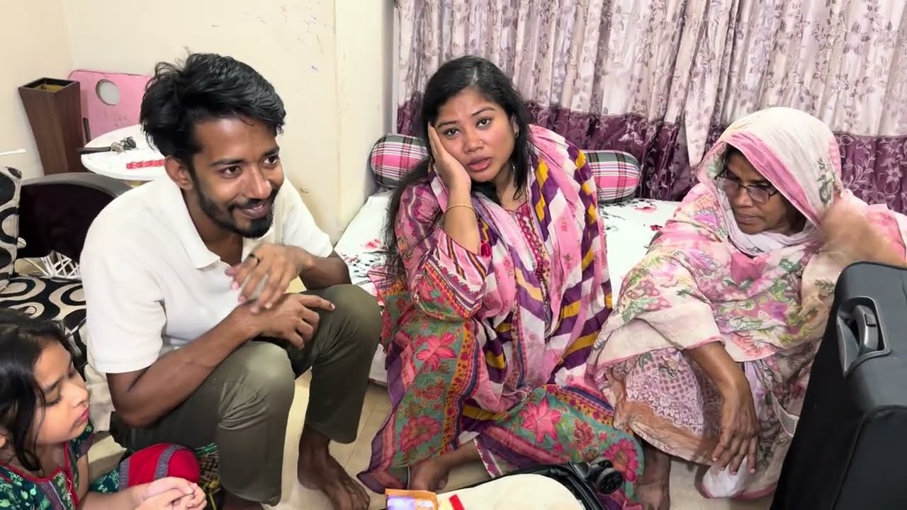 Я говорю маме: что бы я ни привез из-за границы, ты все берешь в свои руки.