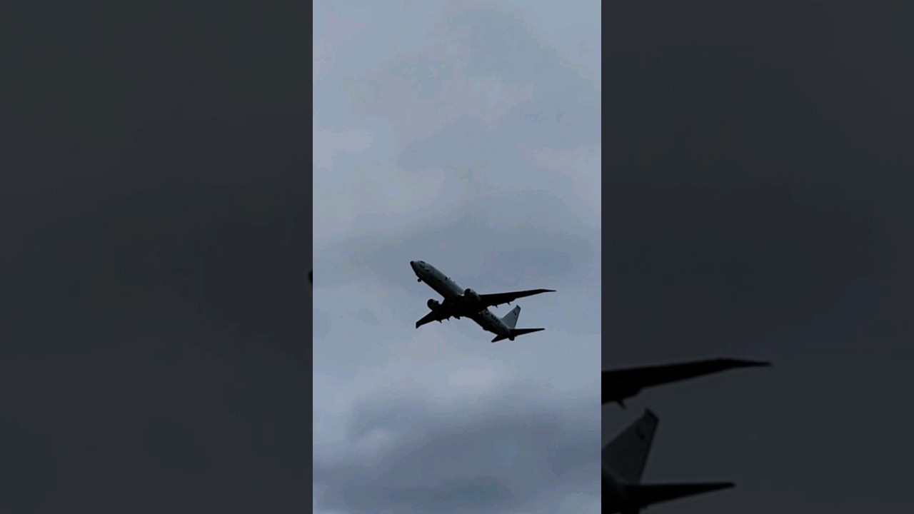 US Navy plane abort landing 😲