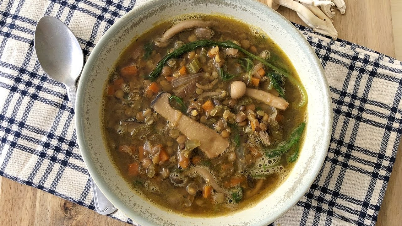 מרק פטריות עדשים מושלם לימים הקרים (משביע ועשיר!)