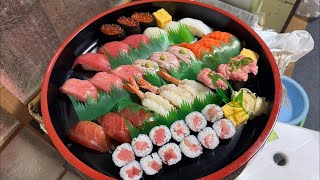 祖父にイライラしながらも寿司を贈る孫