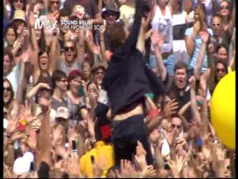 Coldplay - Fix You - Chris Martin runs between the spectators HQ