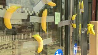 Actiegroep Plakt Bananen Op Rotterdamse Rechtbank