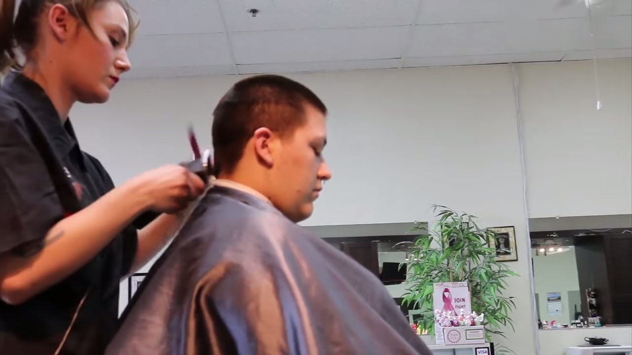 Мишель 2 LV - Часть 1: Посещение парикмахера для короткой стрижки (бесплатное видео)