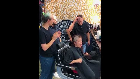 A girl shaved her hair to donate it : barbers supported her