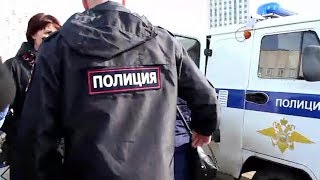 Полиция уводит с площади Ленина соорганизатора митинга 7 апреля Полиция уводит с площади Ленина соорганизатора митинга 7 апреля
