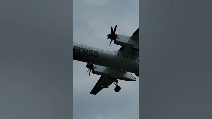 Air Canada Express De Havilland Dash 8-400 arriving at SeaTac from Vancouver
