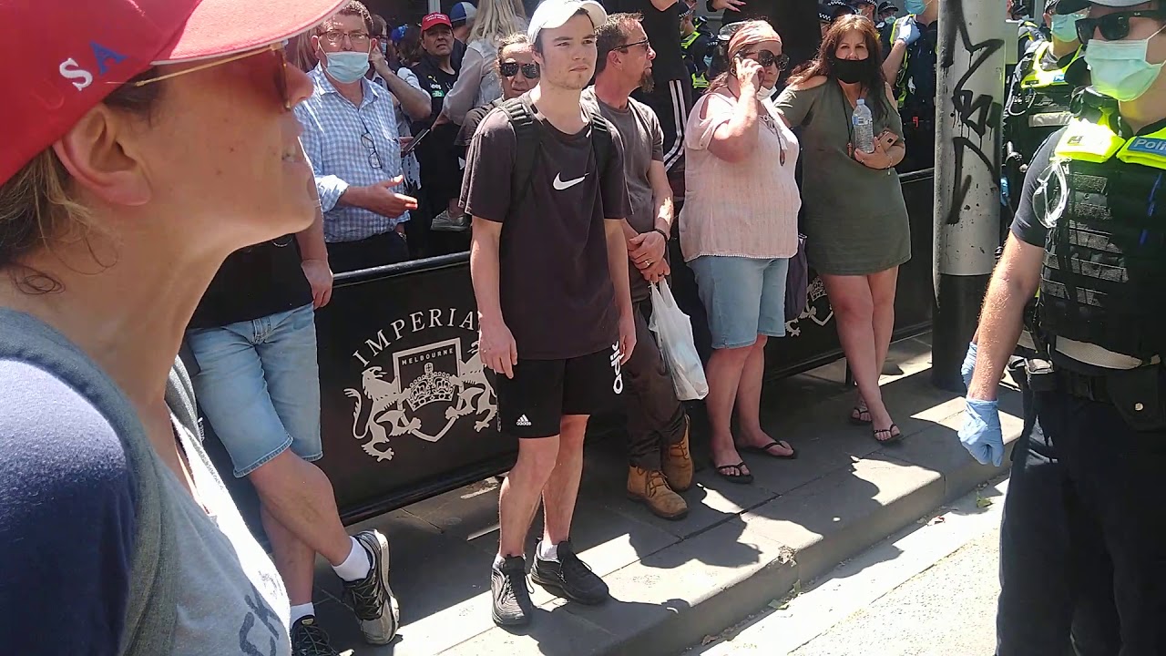 Protester talks to police holding hundreds hostage Melbourne Cup Day anti-lockdown protest Australia