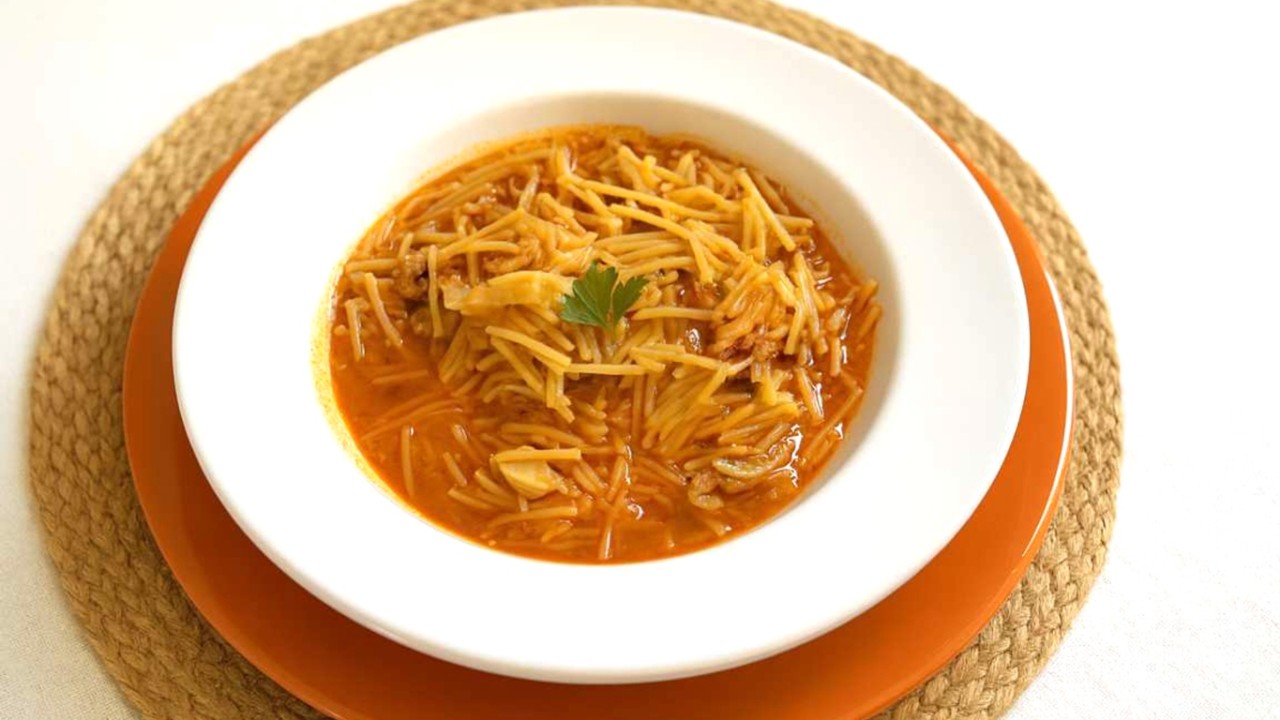 CON 1 MUSLO DE POLLO COMEN 4 PERSONAS. FIDEOS CON POLLO