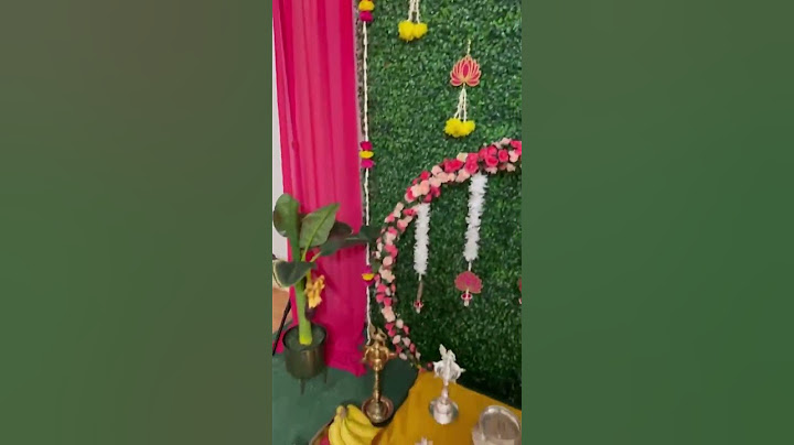 గృహ వేడెక్కడం వేడుక కోసం ప్రధాన పూజా ప్రాంతం సత్యనారాయణ వ్రతం అలంకరణ